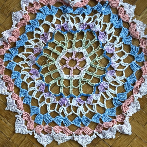 Three vintage handmade doilies, green and multicolor - Picture 6 of 12